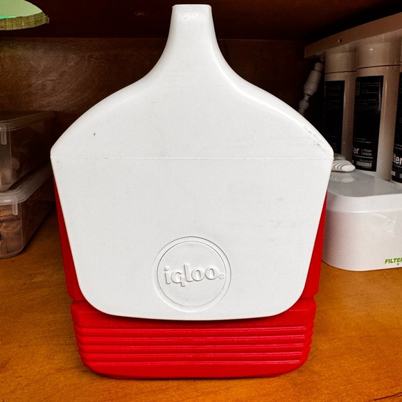 Igloo Playmate Red and White Cooler - Picture 9 of 11